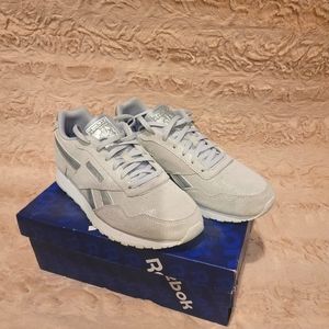 Reebok size 9 silver metallic/white